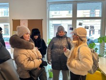 Учасники делегації спілкуються.