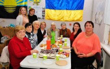 На тематичному заході «Мудрість, що об’єднує покоління», переселенки з Донеччини поспілкувалися, поділилися спогадами та життєвими історіями під час чаювання.