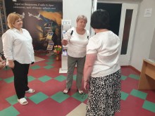 Представниці Селидовської громади та управління сімʼї, молоді та масових заходів національно-патріотичного виховання Донецької облдержадміністрації спілкуються.