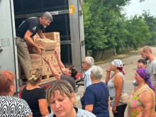 Людям роздають гуманітарну допомогу з машини