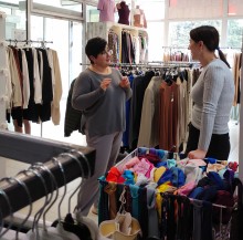 Валентина Кушнирь та Наталія Адамова у магазині