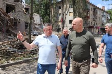 Вадим Філашкін разом з очільником Краматорської громади Олександром Гончаренком оглядає місце ворожої атаки по житловим будинкам.