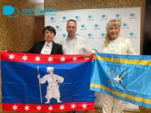 Начальник Покровської МВА Сергій Добряк та голова Уманської міської ради Ірина Плетньова, та представниця громади. Тримають прапори громад.