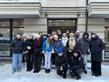 Спільне фото учасників делегації біля фасаду центру «Молодвіж».