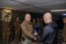 Вадим Філашкін нагороджує бійців 18-ої Слов'янської бригади НГУ