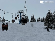 Підйом канатною дорогою до пам’ятника Дмитро Коцюбайло («Да Вінчі»). Навкруги сніг та ялинки.