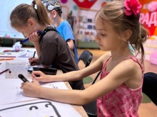 Юні відвідувачки хабу малюють маркерами