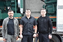 Вадим Бойченко, представник Краматорської ТЕЦ та Юрій Ключка стоять біля генераторів