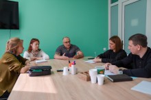 Заступник голови Донецької обласної державної адміністрації Юрій Ключка на зустрічі з заступницею директора філії з програмної діяльності Софією Попович.