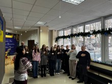 Спільне фото. Всі співають гімн України, тримаючи руки біля серця.