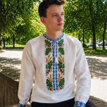 Хлопець у парку в білій чоловічій вишиванці