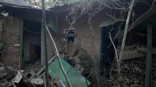 Двір будинку, зруйнований ворожим обстрілом