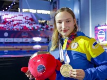 Українська спортсменка тримає нагороду