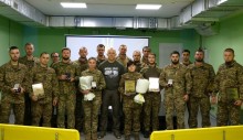 Бійці 3 бригади НГУ "Спартан" з нагородами стоять спільно з Вадимом Філашкіним.