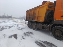 Техніка працює над посипкою автошляхів піско-сольовою сумішшю