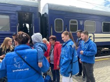 Волонтери зустрічають людей з потяга