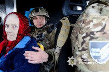 Жінка похилого віку та поліцейські "Білого Янголу" в евакомобілі