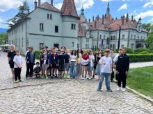 Спільне фото дітей біля будівлі табору