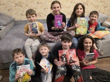 Діти посміхаються, тримаючи новенькі книжки