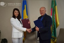 Начальниця Старомлинівської сільської військової адміністрації Альона Лєфтєрова та Софіївський селищний голова Петро Сегедій.