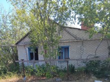 Одноповерхова будівля з вибитими вікнами.