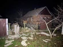 Зруйнований будинок після ворожого обстрілу