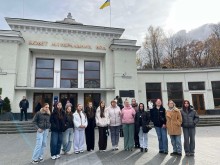 Спільне фото. Учні Соледарської громади біля фасаду бювету мінеральних вод.