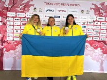 Українські спортсменки тримають прапор України