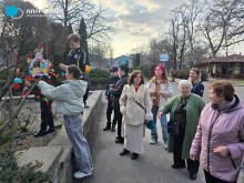 Бахмутяне прикрашають Великоднє дерево в Кременуці