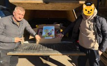 Начальник Сіверської міської військової адміністрації передає військовим пасхальні кошики від Оноківської громади