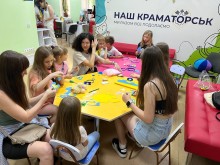 У хабі «Наш Краматорськ» у Дніпрі діти на майстер – класі виготовляли патріотичні підвіси у національних кольорах.