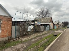 Будинок, пошкоджений після ворожого обстрілу