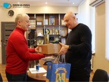 Очільники громад обмінюються подарунками