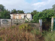 Зруйноване подвір'я, будинок та паркан після ворожого обстрілу