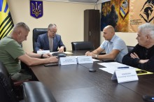 Робоча група наради. Сидять за столом та обговорюють питання.