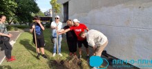 Діти та представники громад висаджують клен дружби