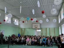 Діти з радістю слухають музичні виступи