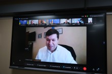 Представник міністерства освіти на нараді.