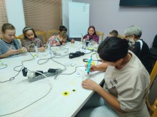 Учасники майстер-класу працюють із 3D-ручками біля столу
