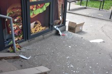 Уламки скла закладу громадського харчування після ворожого обстрілу