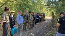 Учасники вишколу вишукувались та слухають командира