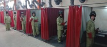 Учні Краматорського центру професійно-технічної освіти у спецформі працюють зі спеціальним обладнанням.