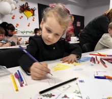 Дівчинка з Донецької області малює листівку Святому Миколаю