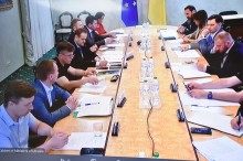 Представники влади за круглим столом вирішують та обговорюють питання.