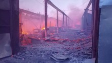 Складська будівля, зруйнована та згоріла через ворожий обстріл.