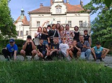 Група дітей на території табору
