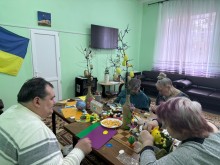 Підопічні створюють паперові великодні курчата; барвисті крашанки; святкові віночки для декору