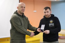 Вадим Філашкін нагороджує волонтера