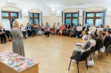 Тренерка виступає перед учасницями тренінгу