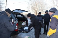 Процесуальні дії. Обшук автомобіля.
Працівник правоохоронних органів ввксує все на відео камеру.